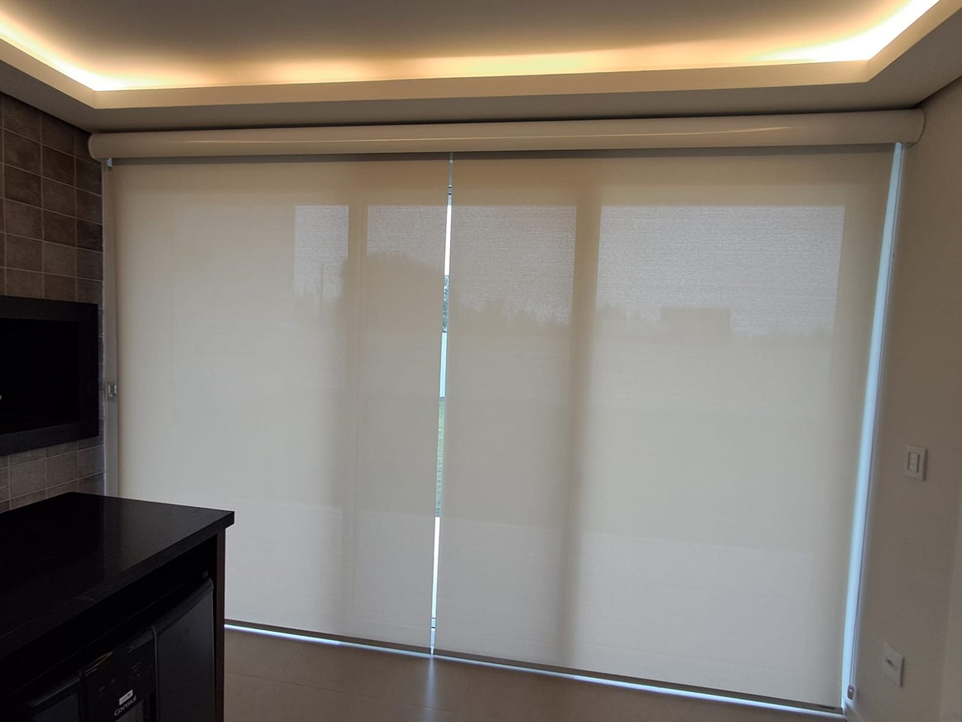 Persiana rolô tela solar de fabricação própria instalada pela DecorandoBem em Santa Maria