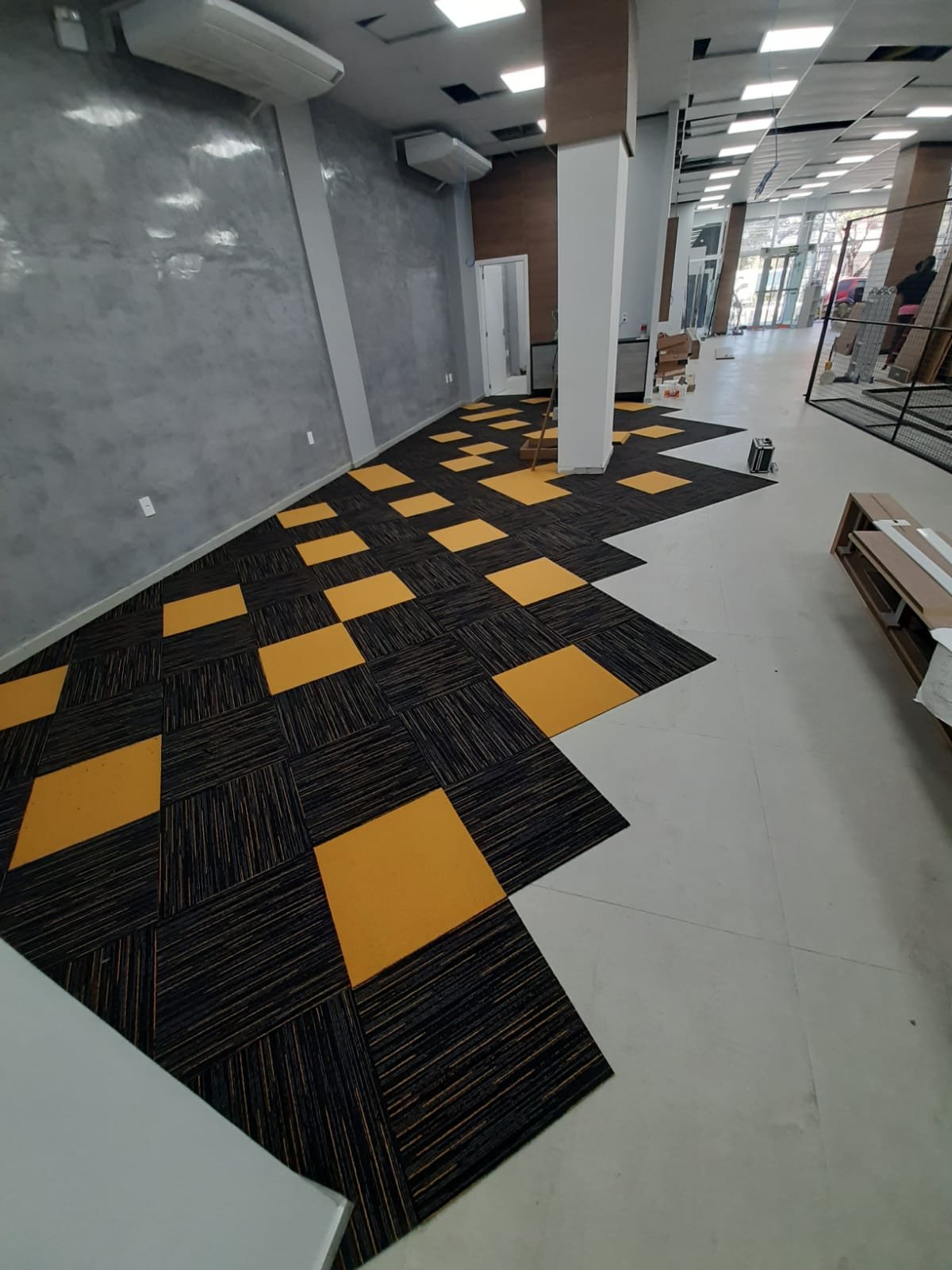 Carpete em placa modular geométrica em ambiente comercial — DecorandoBem, Santa Maria