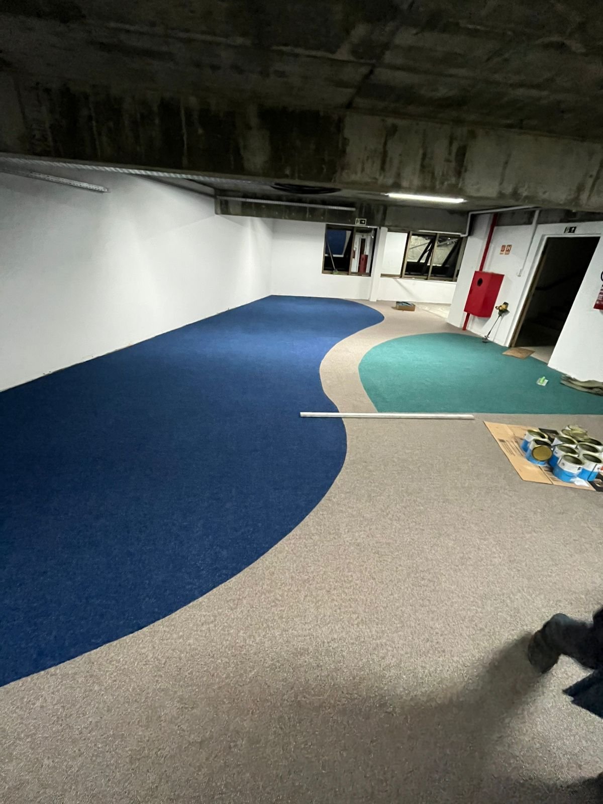 Carpete com desenho ondulado em azul e verde