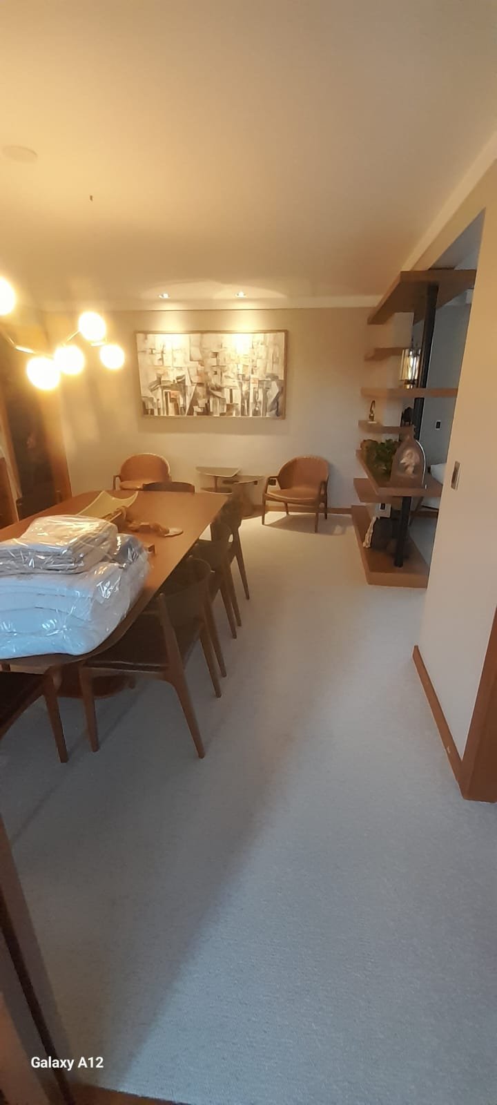Carpete bege em sala de jantar