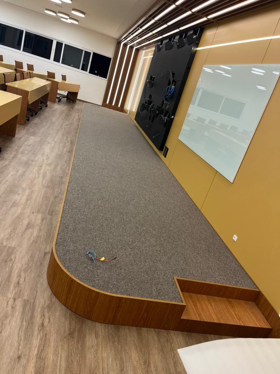 Carpete cinza em balcão comercial