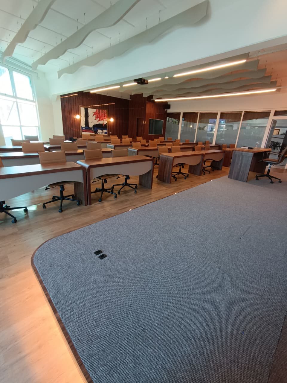 Carpete cinza em palco de auditório