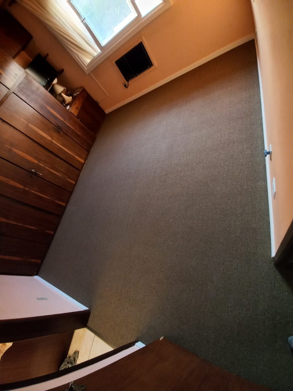 Carpete marrom em ambiente residencial