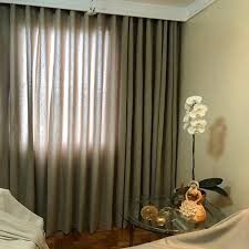 Cortina em varão sobre janela ampla