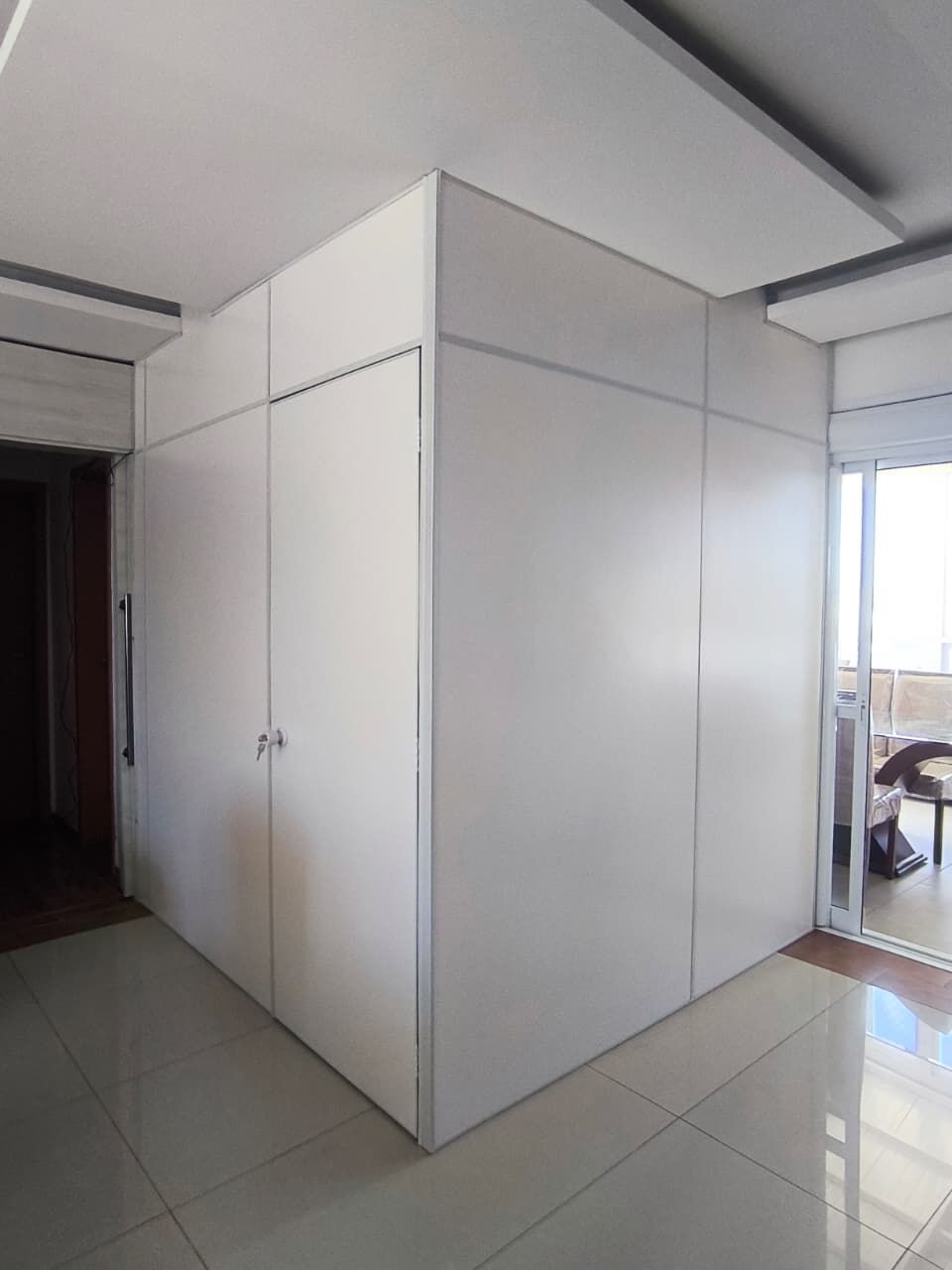 Divisória com porta e vão para vidro