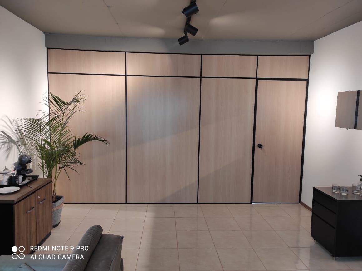 Divisória Eucatex amadeirada instalada pela DecorandoBem em Santa Maria