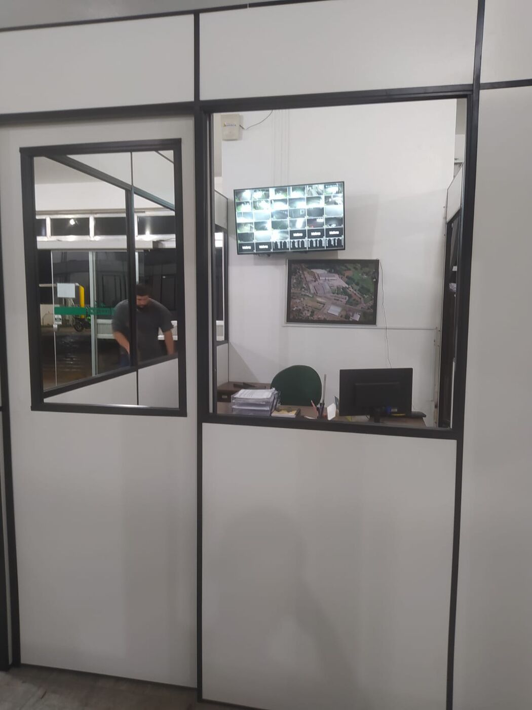 Divisória com vidro e porta