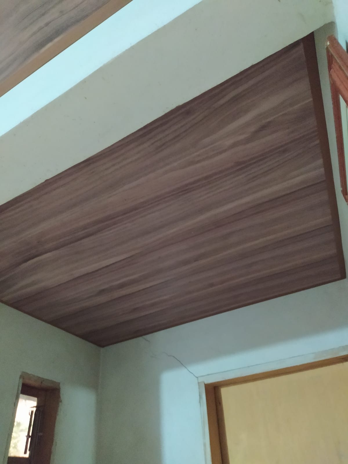 Teto vinílico amadeirado em quarto