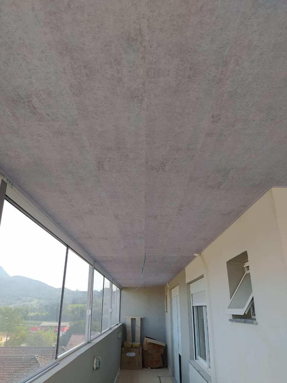 Teto vinílico efeito concreto em varanda