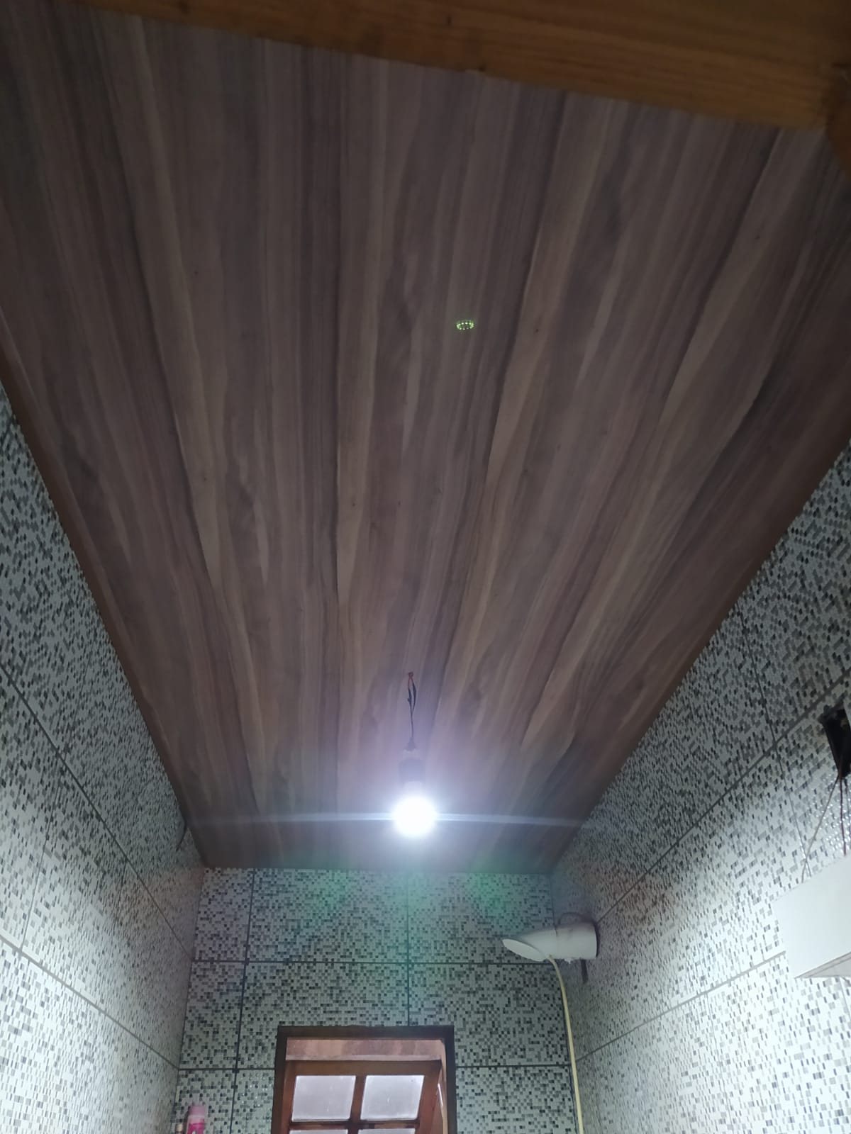 Teto vinílico amadeirado escuro com iluminação