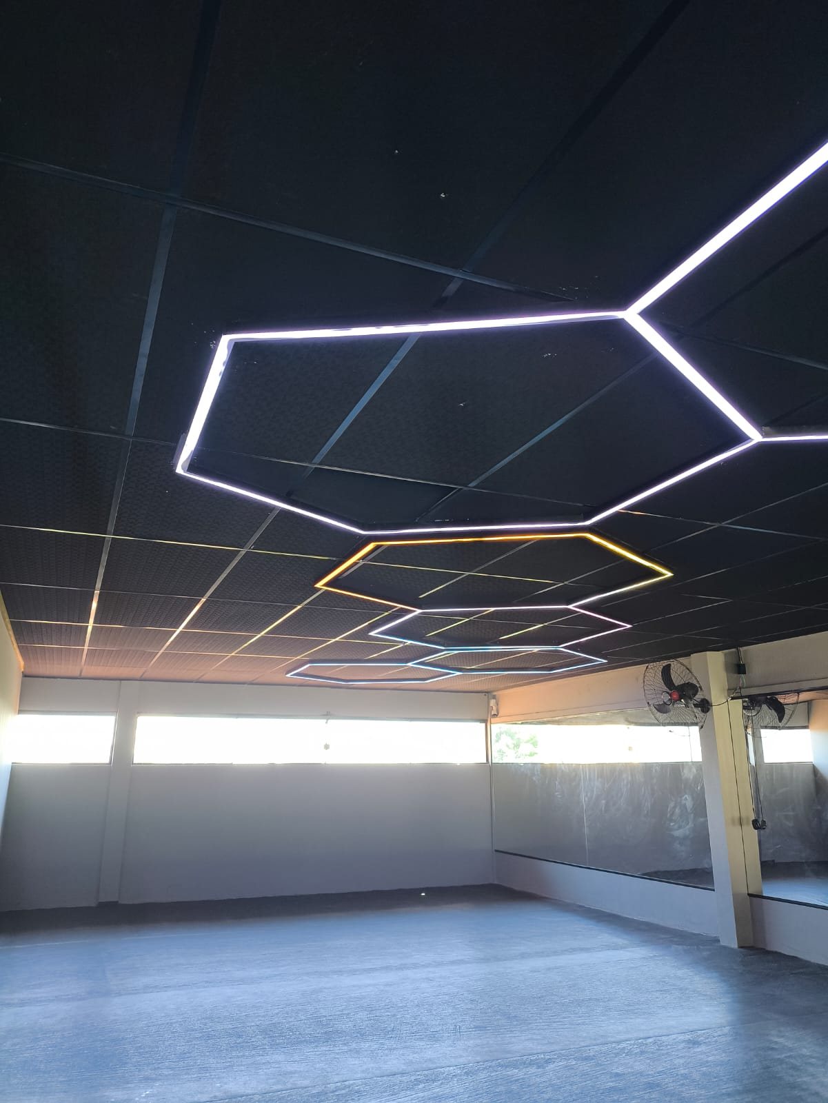 Forro modular preto com iluminação LED em hexágonos