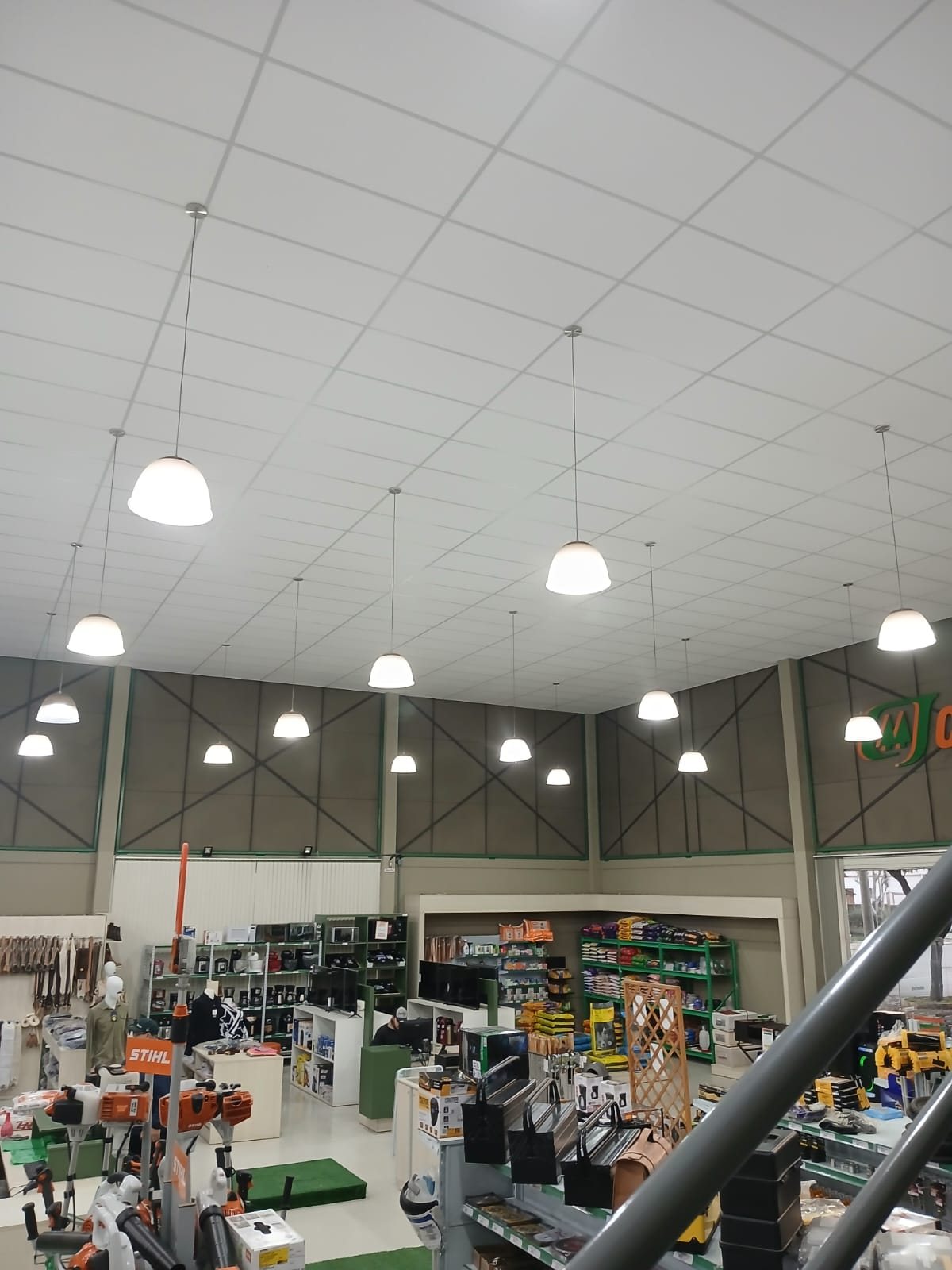 Forro modular branco com pendentes em loja agropecuária