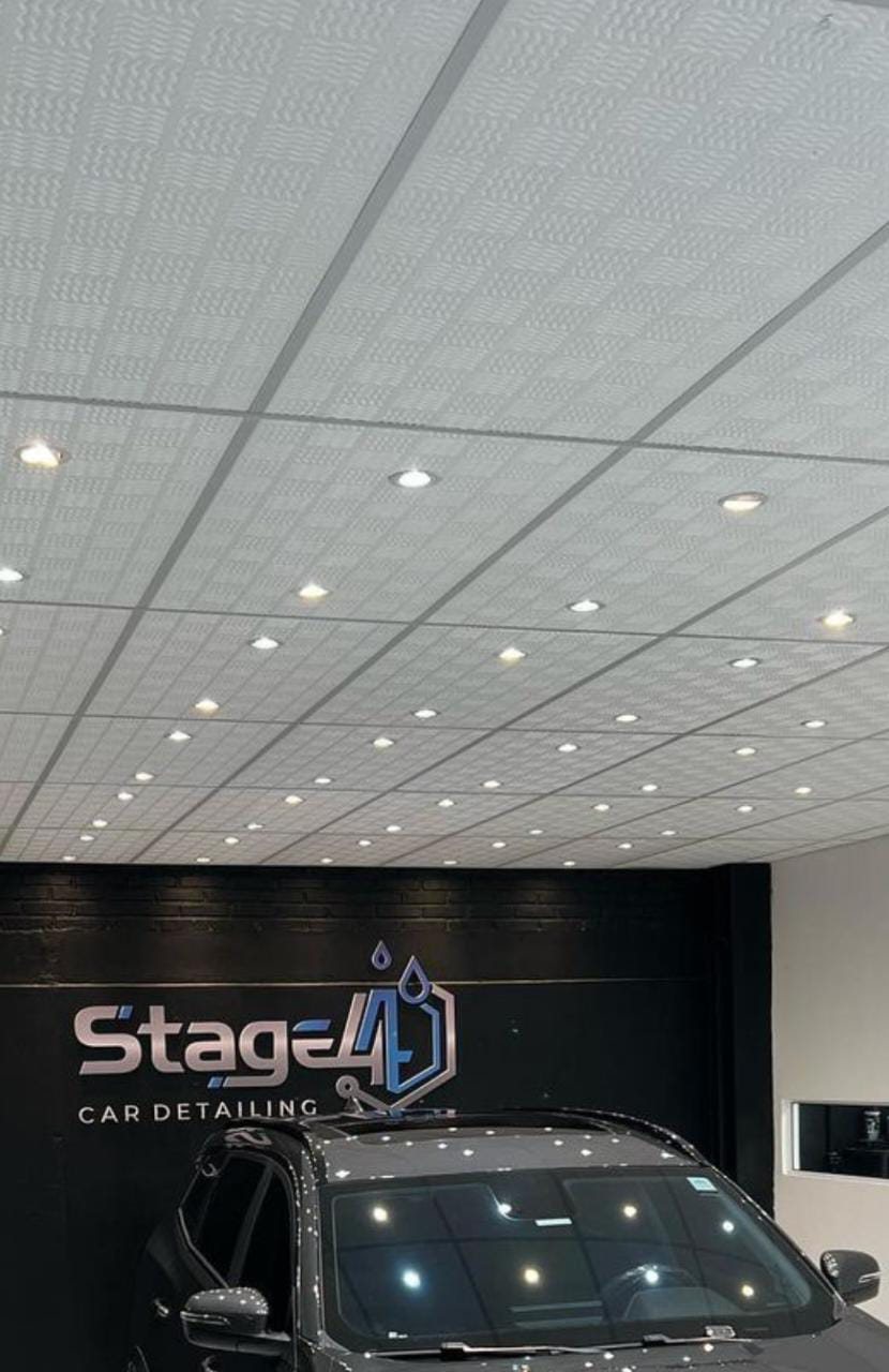 Forro modular com spots em showroom de estética automotiva