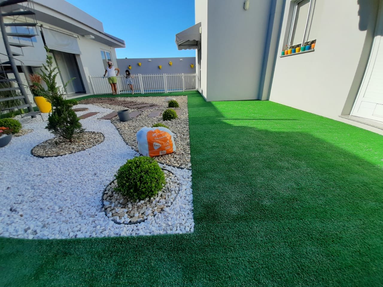 Grama sintética em jardim decorativo com pedras e topiaria — DecorandoBem, Santa Maria