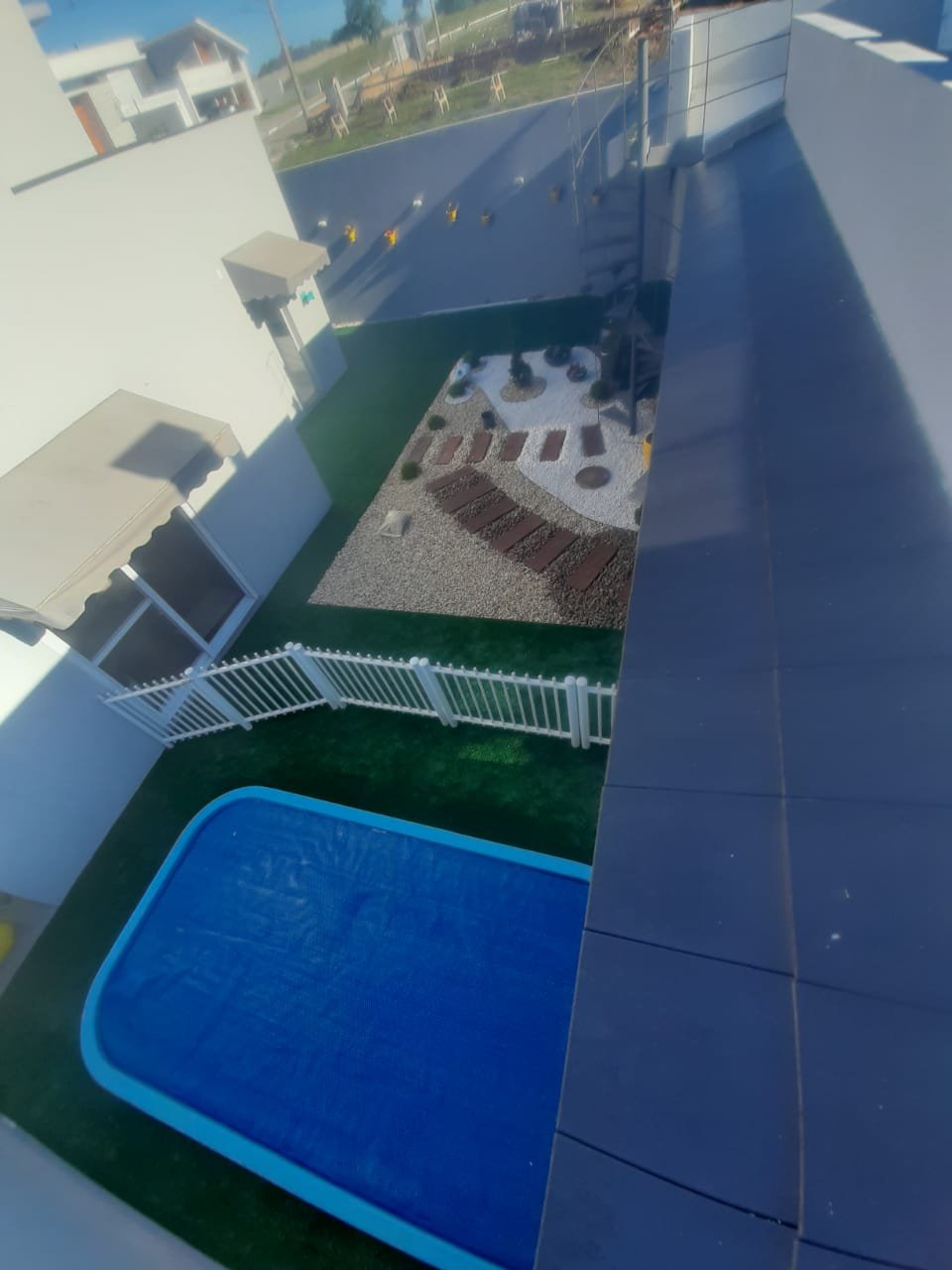 Grama sintética em quintal com piscina