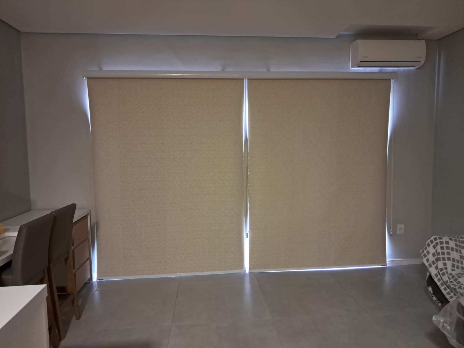 Persiana rolô bege em quarto