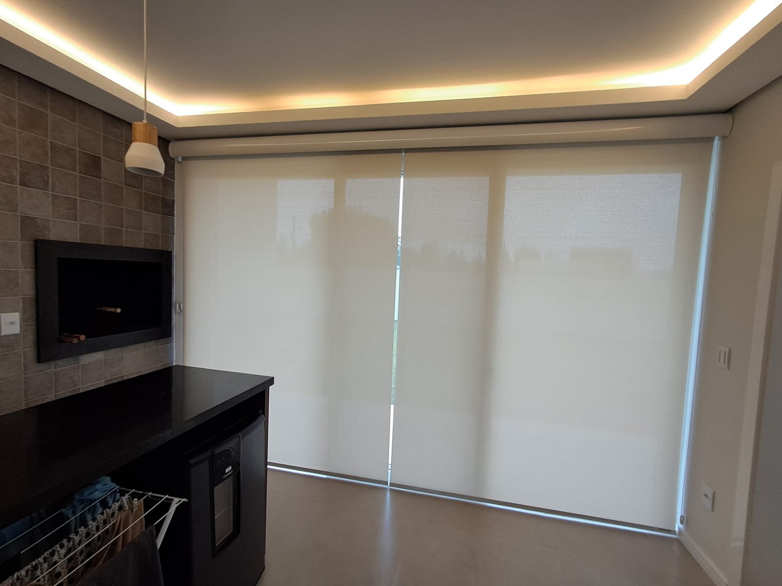 Persiana rolô tela solar de fabricação própria em cozinha com sanca iluminada — DecorandoBem, Santa Maria