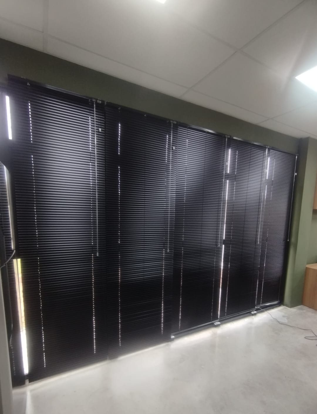 Persiana horizontal preta em varanda envidraçada
