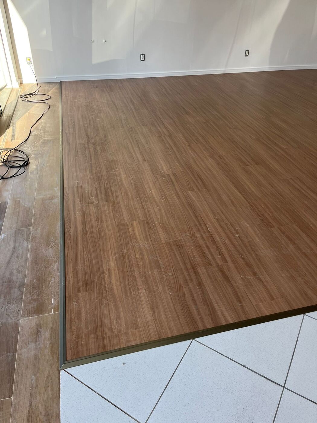 Piso laminado em sala ampla durante a instalação