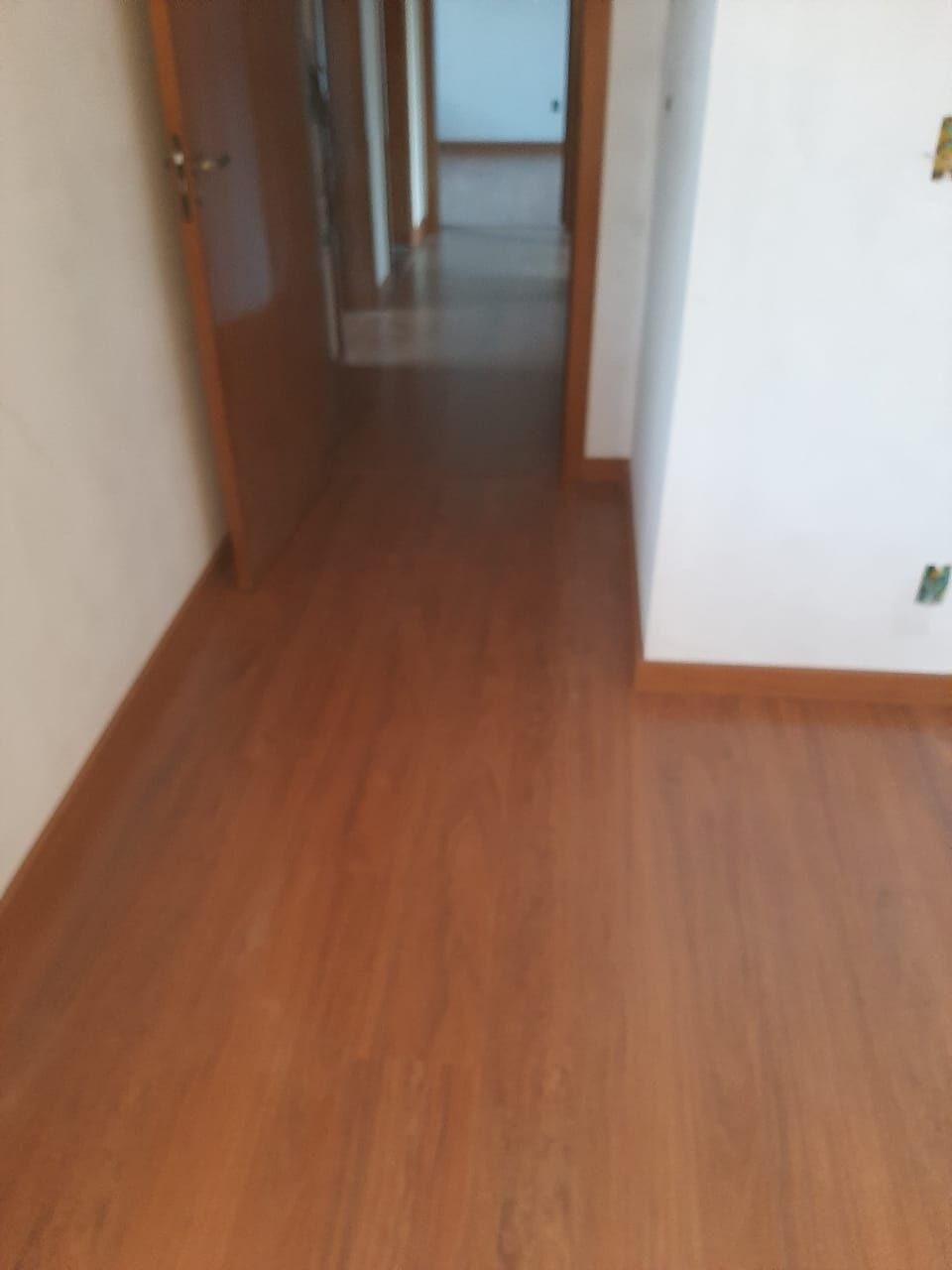 Piso laminado em corredor e dormitório