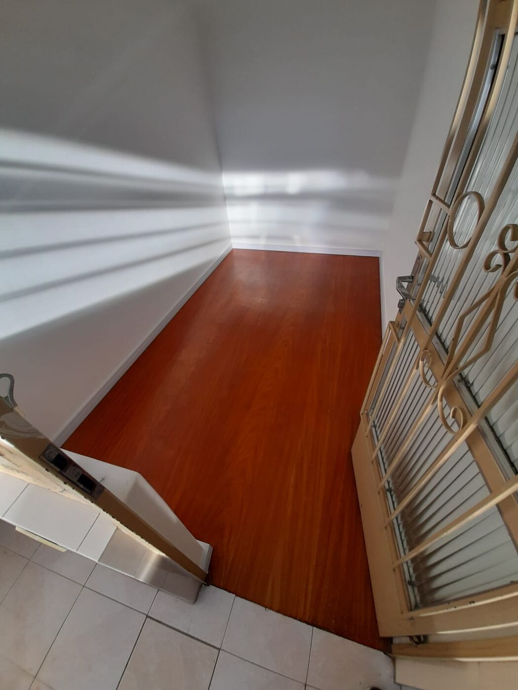 Piso laminado avermelhado em mezanino
