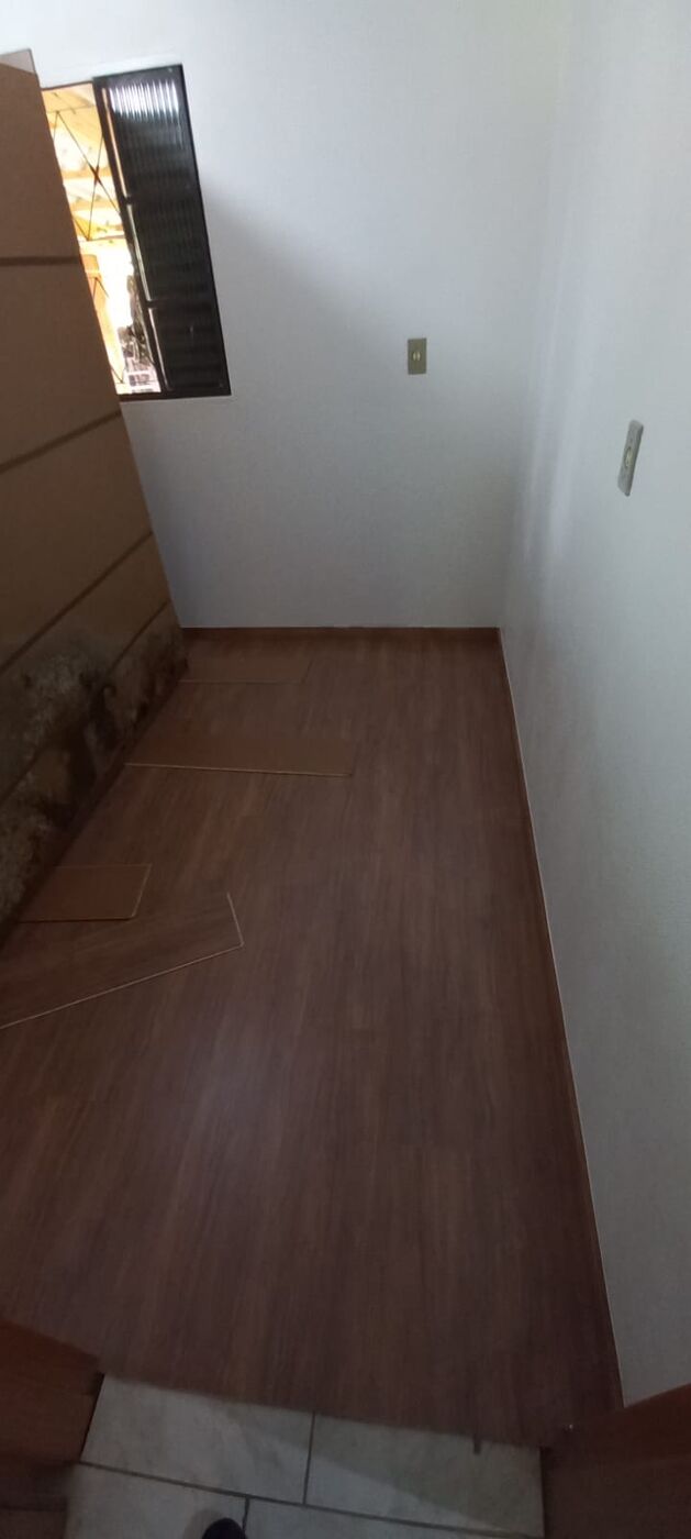 Piso laminado em ambiente estreito