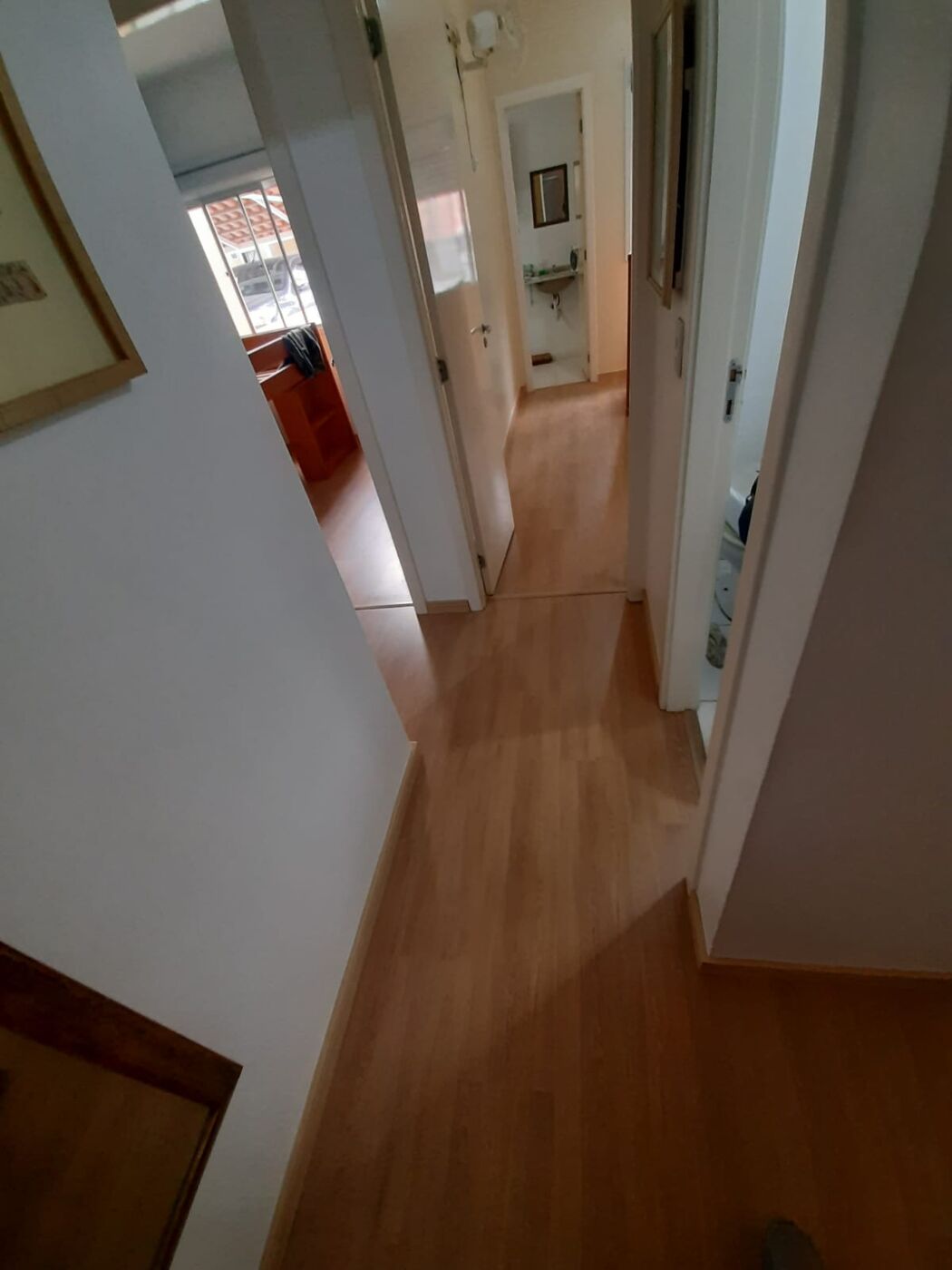 Piso laminado em corredor com portas