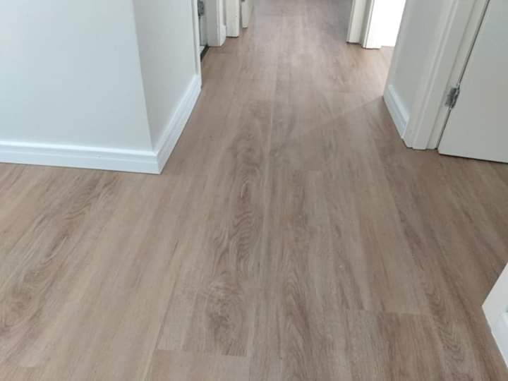 Piso vinílico amadeirado acinzentado em corredor