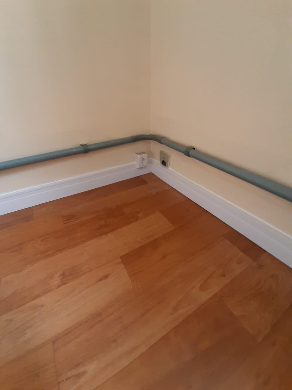 Piso vinílico amadeirado em régua com rodapé