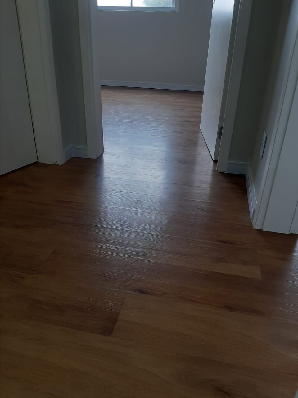 Piso vinílico amadeirado escuro em quarto
