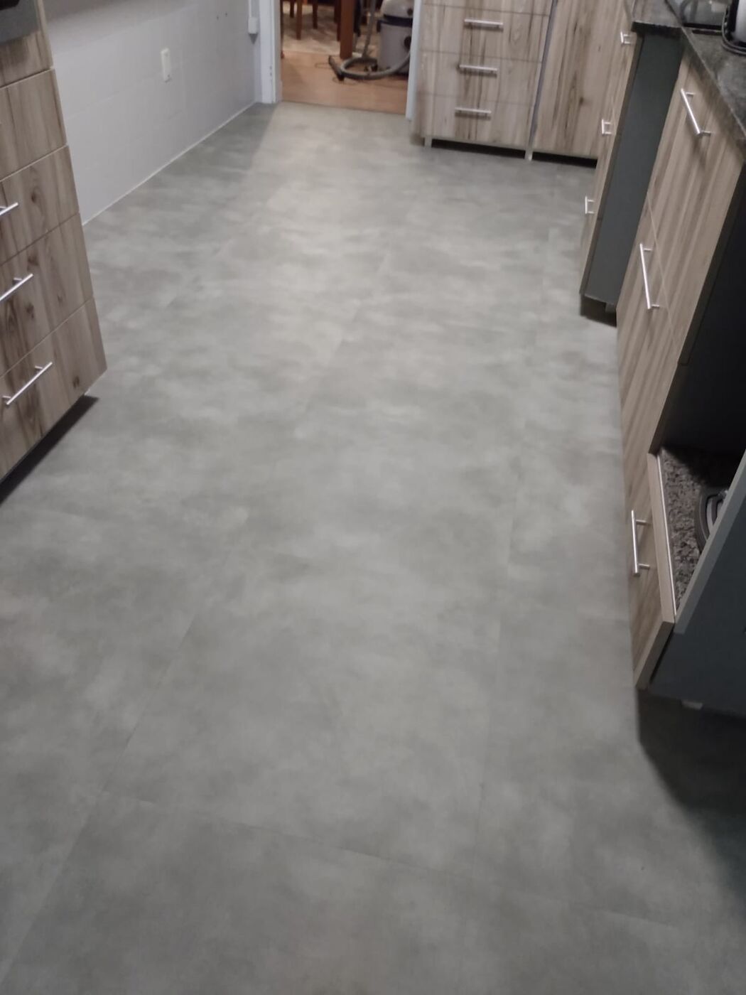 Piso vinílico cinza com efeito de pedra em cozinha