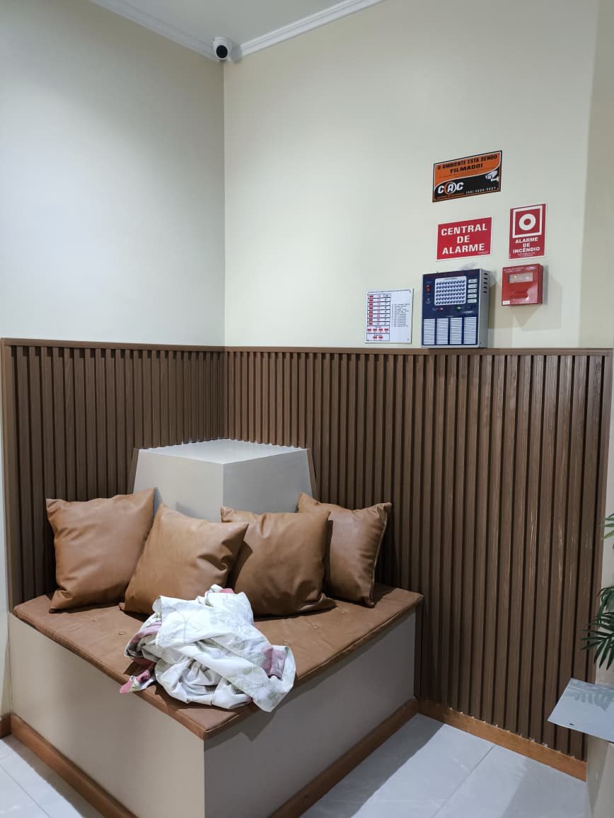 Painel ripado em recanto com banco estofado — instalado pela DecorandoBem, Santa Maria