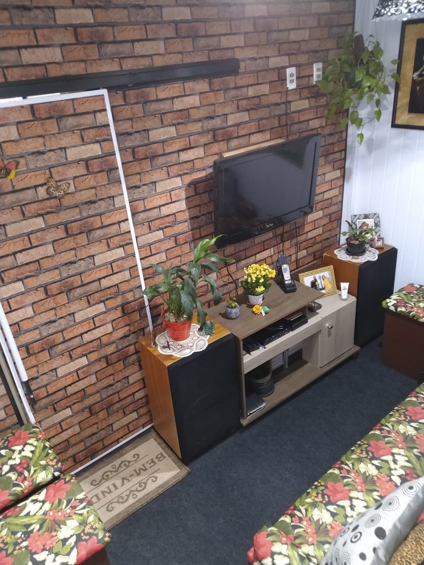 Revestimento de PVC tijolinho na parede da TV
