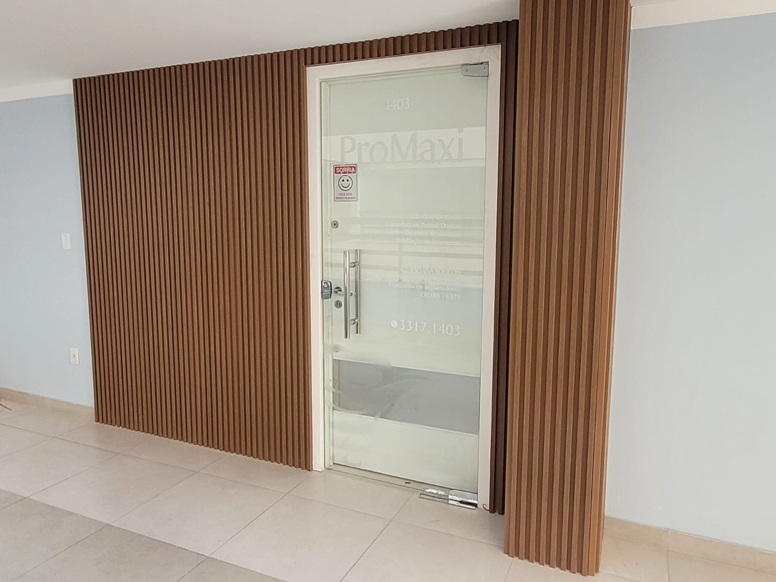 Painel ripado amadeirado ao redor de porta