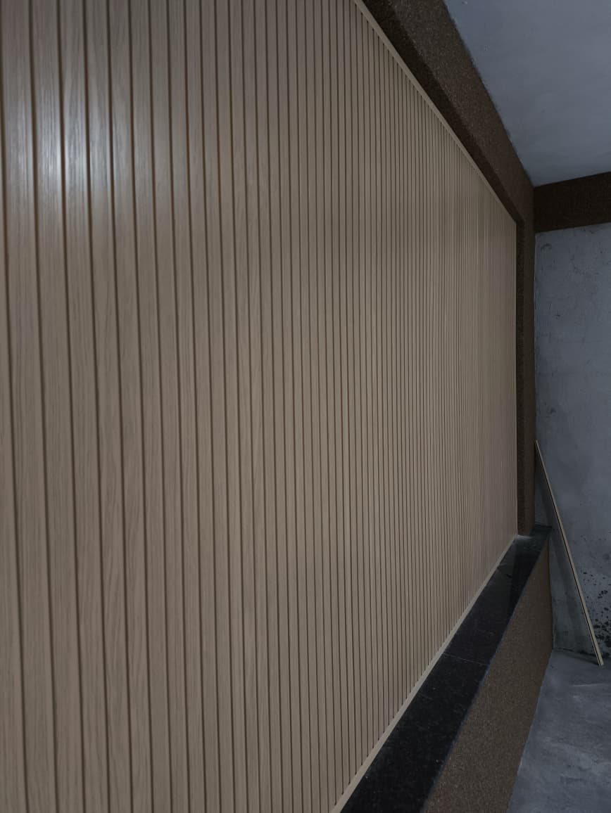 Parede inteira com ripado de PVC claro