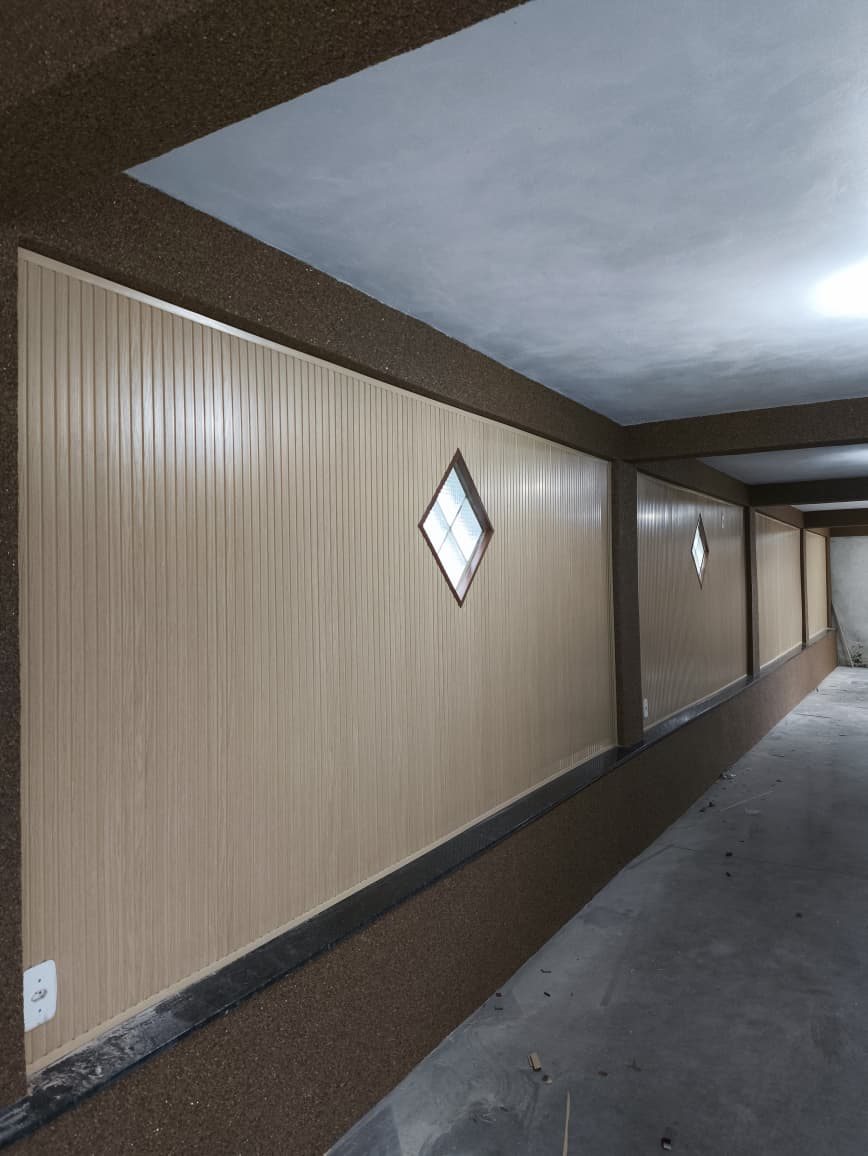 Corredor revestido com ripado de PVC