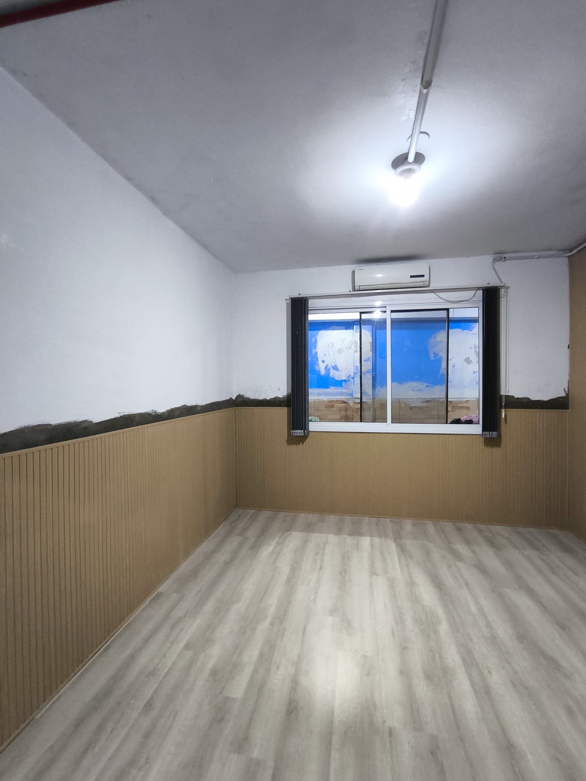 Meia parede com ripado de PVC em sala
