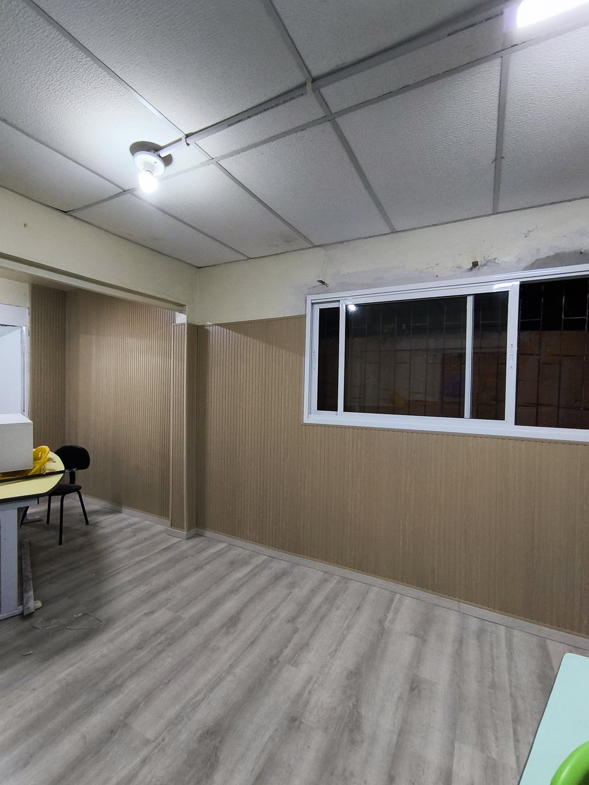 Sala comercial com ripado de PVC nas paredes