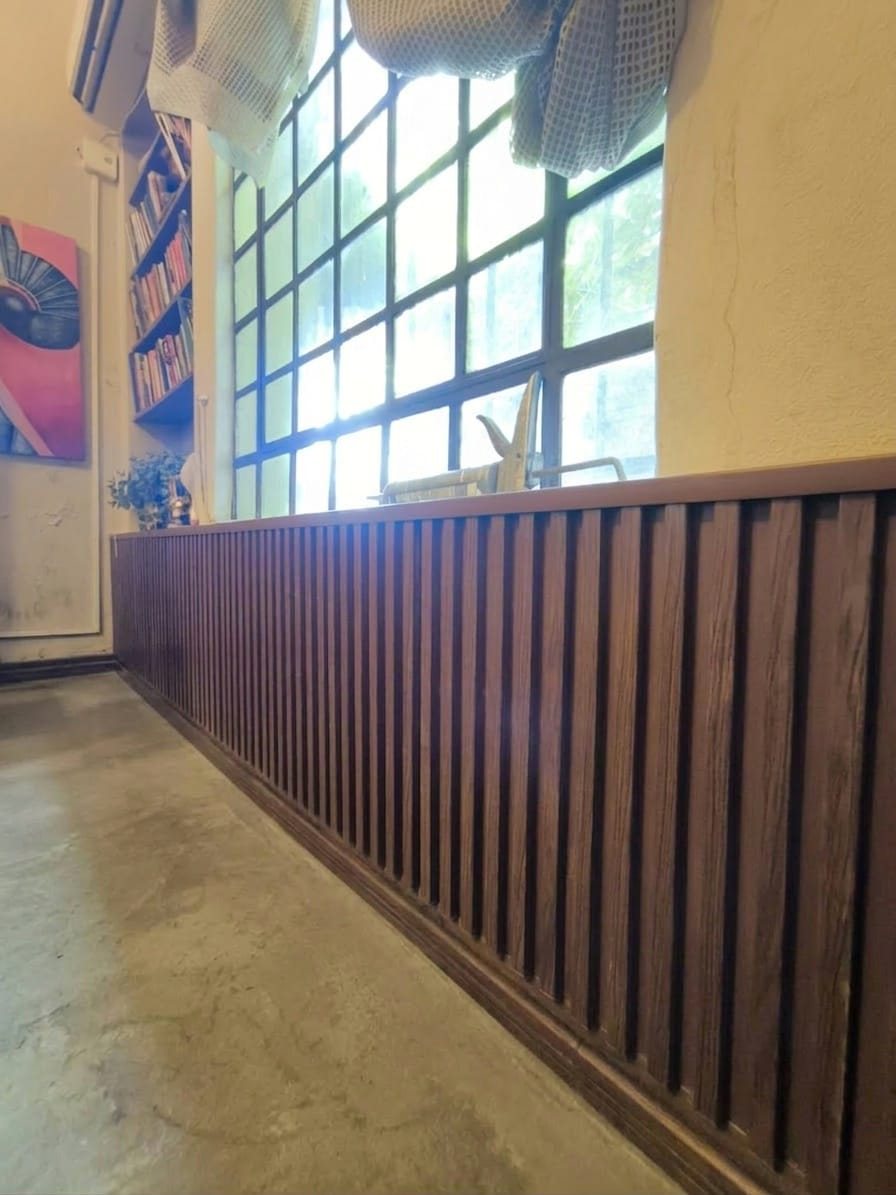 Ripado de PVC escuro em meia parede
