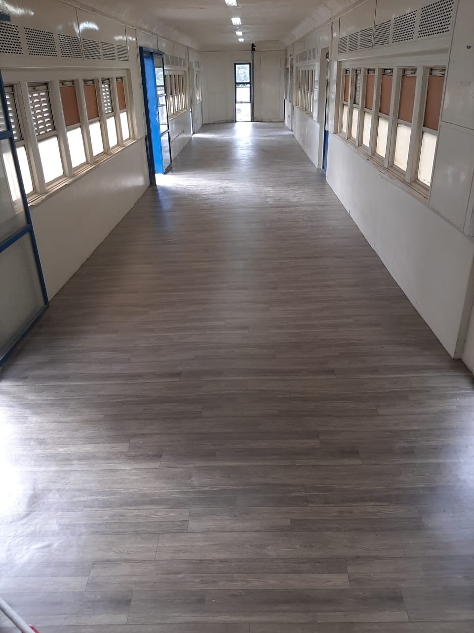 Piso vinílico em manta em corredor de escola — instalado pela DecorandoBem, Santa Maria