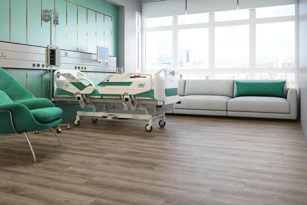 Manta amadeirada em quarto de hospital — exemplo do modelo (Belgotex Durable)