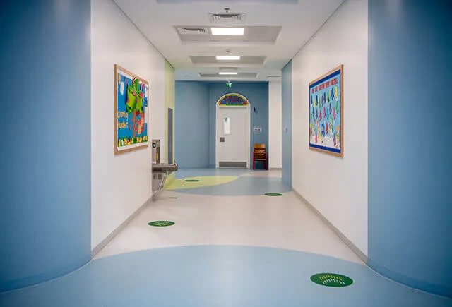 Manta homogênea em corredor de hospital infantil — exemplo do modelo (Belgotex Palettone PUR)